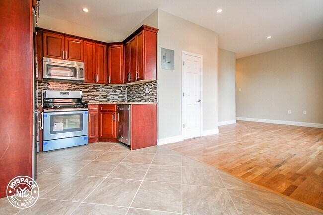 Building Photo - 588 Throop Ave