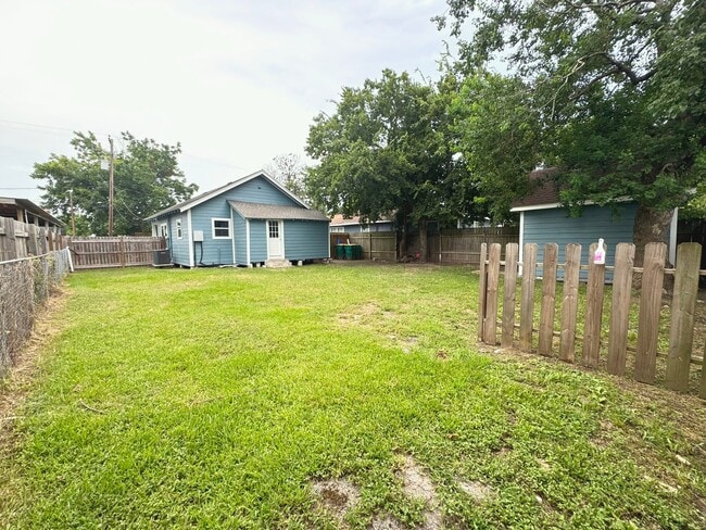 Building Photo - 305 Stimpson St