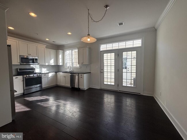 Building Photo - 602 D St