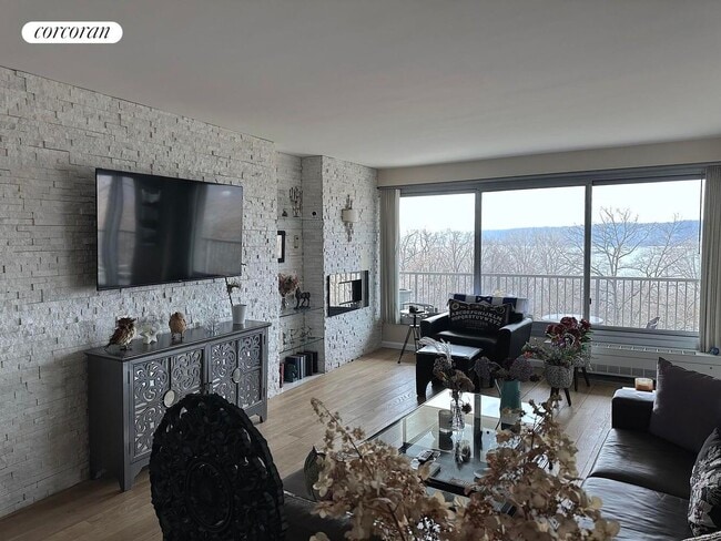 Foto del edificio - 4455-4465 Douglas Ave