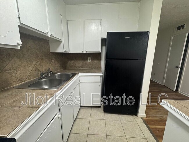 Foto del edificio - 2711 Fairlee Dr