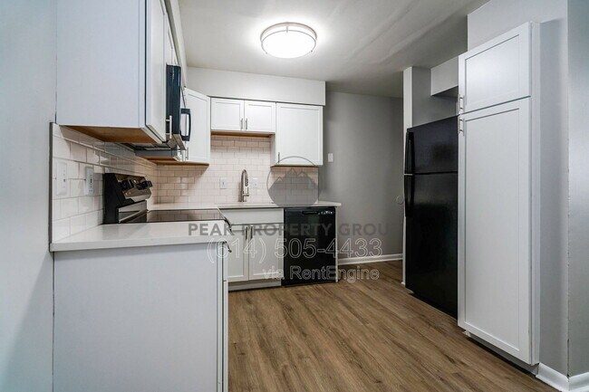 Building Photo - 656 Riverview Dr