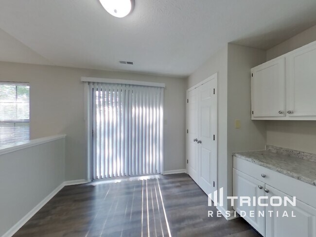 Foto del edificio - 5755 Rosemont Dr