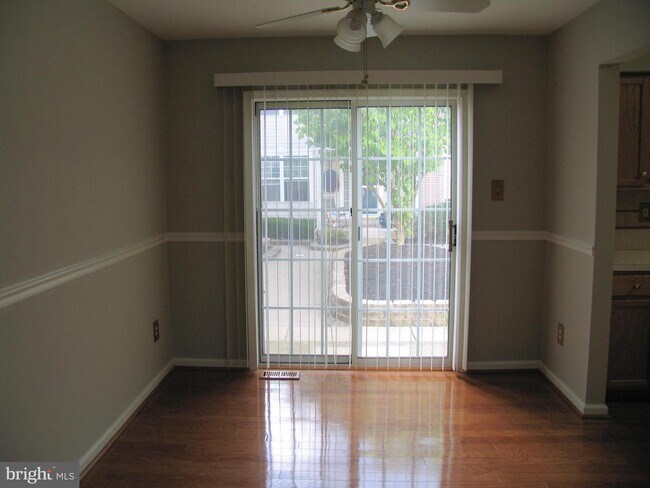 Building Photo - 1001 Woodview Ct