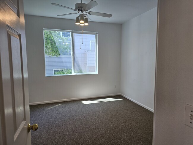 Foto del edificio - 8500 E Jefferson Ave