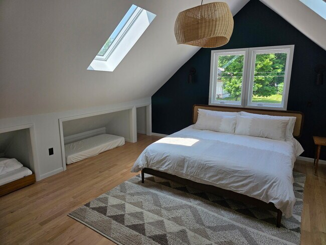Second Floor King Size Bed with sleep cubbies - 879 Saint Joseph St