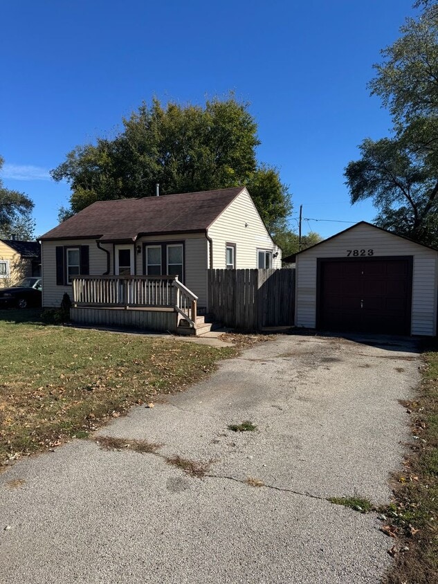 Primary Photo - Two Bedroom One Bathroom Home in Machesney...