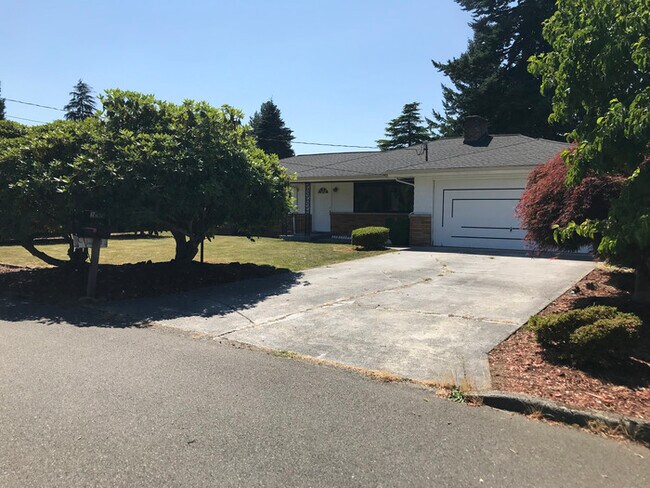 Building Photo - Beautiful 4 bed Rambler with 1.5 bath and ...