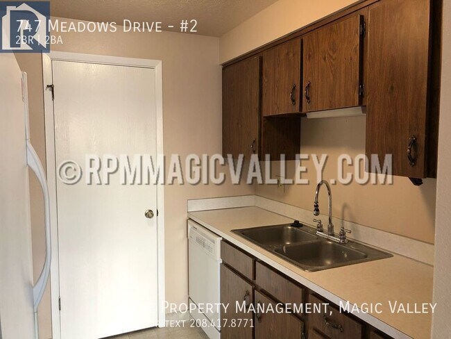 Foto del edificio - 747 Meadows Dr