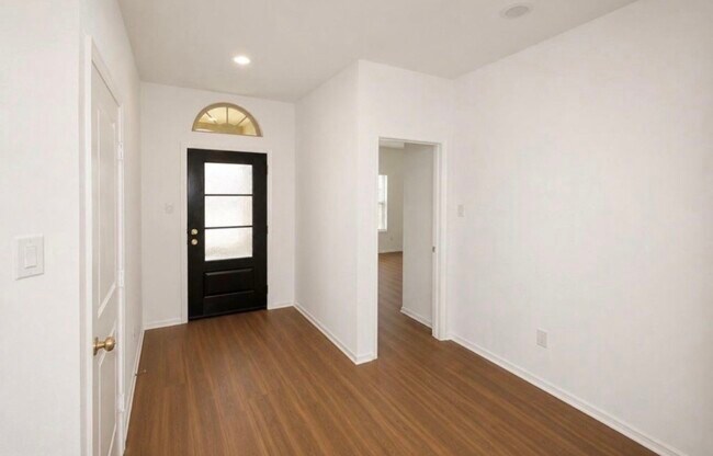 Foto del edificio - 7907 Elk Grv Ln