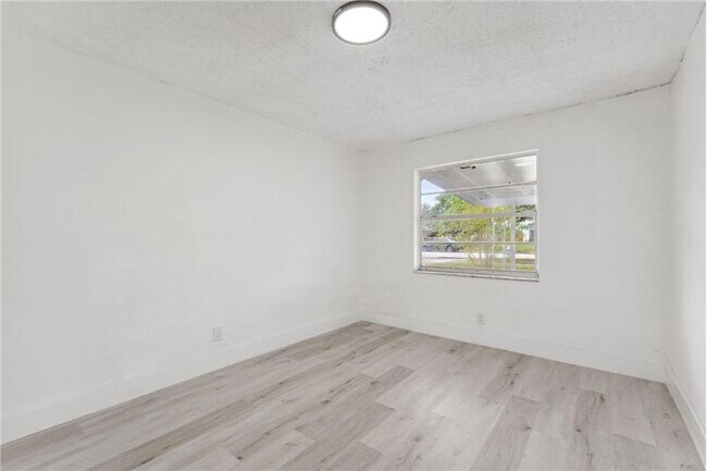 Foto del edificio - 448 NW 3rd Ave