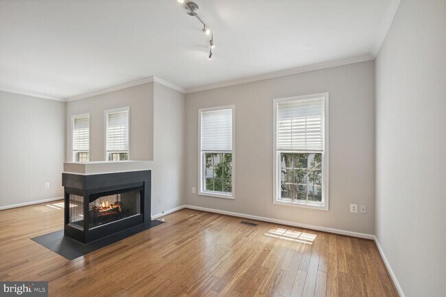 Foto del edificio - 2547 Sandbourne Ln