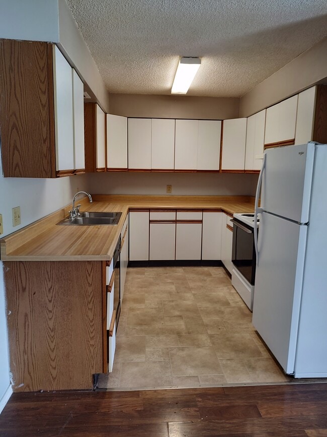 kitchen - 5201 N Pierson St