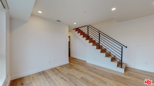 Building Photo - 532-534 N Wilton Pl