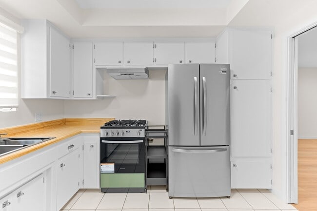 Building Photo - 4345 Ventura Canyon Ave