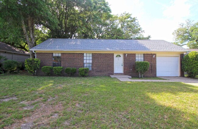 Foto del edificio - 3 Bedrooms, 1.5 Baths, 1-Car Garage & Large Fenced Backyard Near Bases, Schools & Shopping