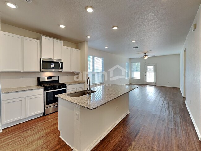 Building Photo - 421 Pebble Bend