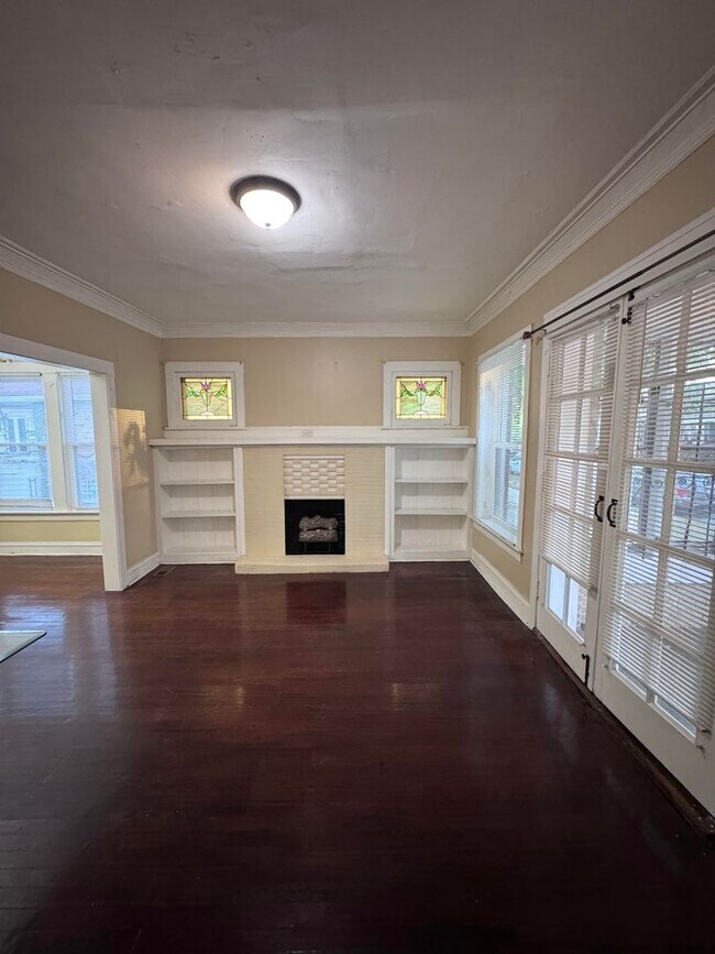 Building Photo - 4 Bed 1.5 Bath - Single Family Home locate...