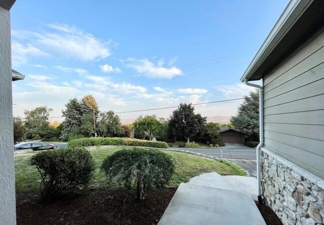 Building Photo - 5805 Englewood Ave