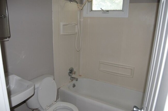 Foto del edificio - 2 BR Duplex on Governor Street Recently Remodeled!