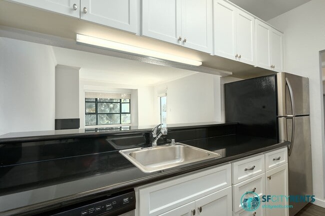 Building Photo - 1425 Vallejo St. # 305