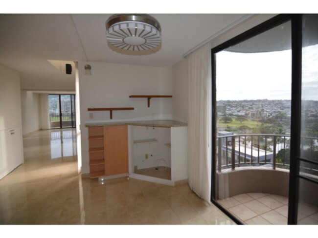 Foto del edificio - Large Immaculate 3/2.5/2 Ohua Ave. Penthouse