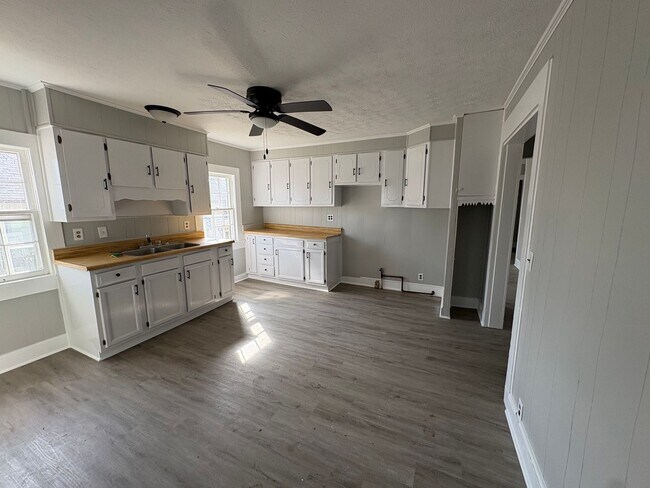 Foto del edificio - 611 E Main St