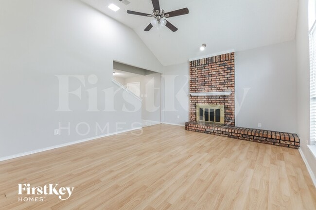 Building Photo - 2026 Greenview Dr