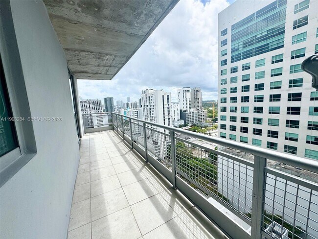 Foto del edificio - 690 SW 1st Ct