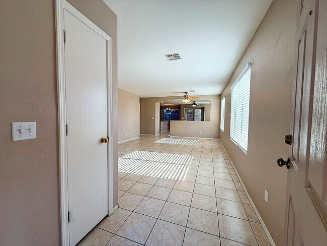 Foto del edificio - Well-maintained single-story home in the desirable Ashton Ranch community of Surprise.