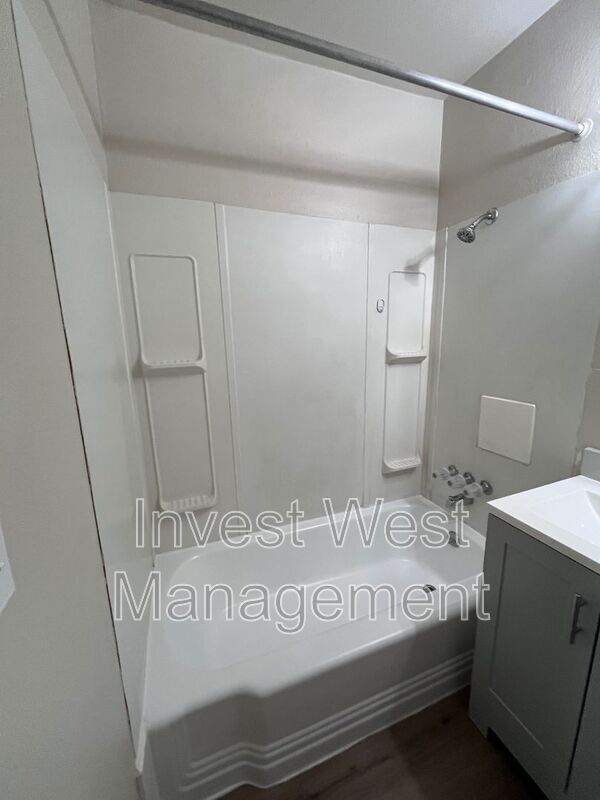 Foto del edificio - 1806 E 4th Plain Blvd