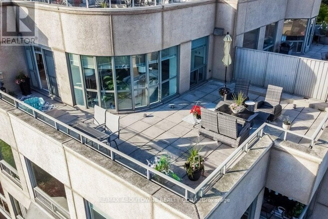 Building Photo - 2511 Lakeshore Rd W