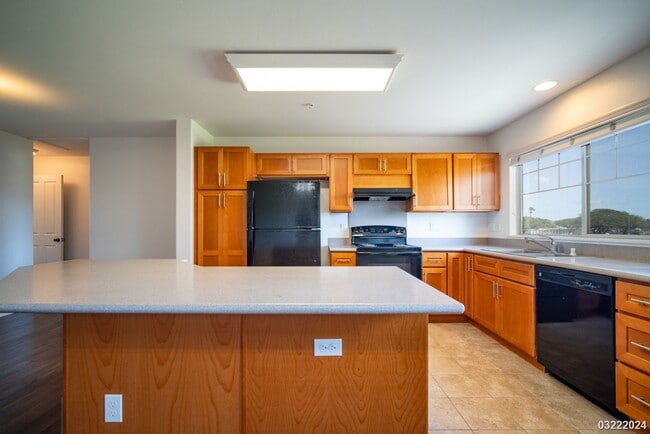 Building Photo - 3 bed/ 2 bath townhome in Kapolei