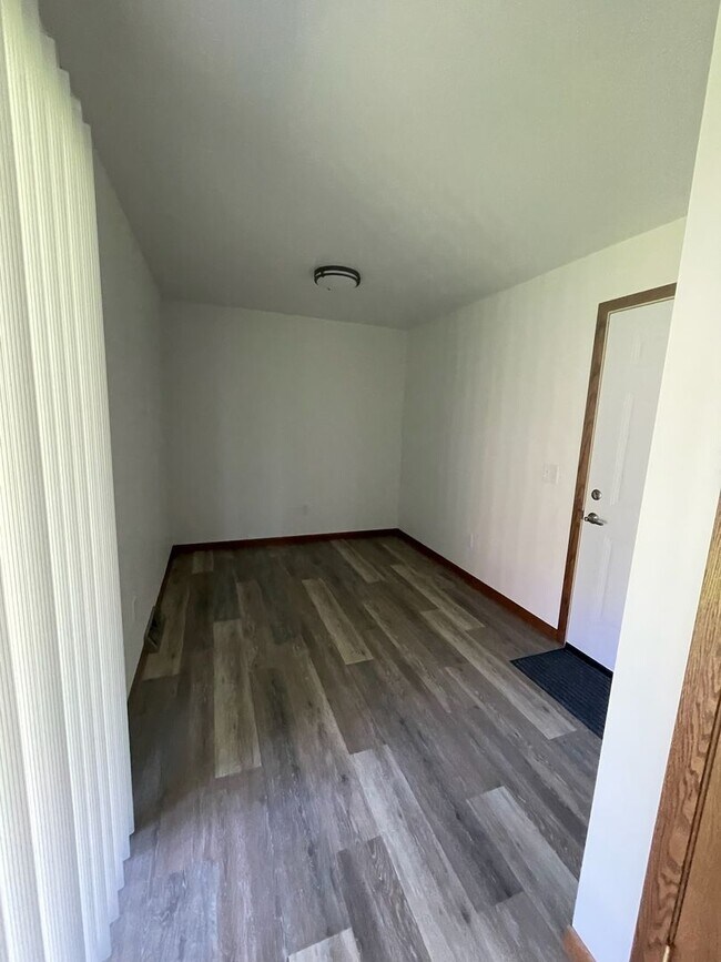 Foto del edificio - FULLY UPDATED 2-bedroom, 1-bath home (with bonus room) in Janesville