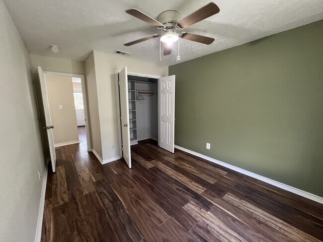 Foto del edificio - 664 W Tram Rd