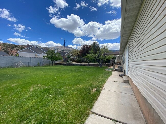 Building Photo - **Move-In Bonus**3 bedroom, 1 bathroom bas...