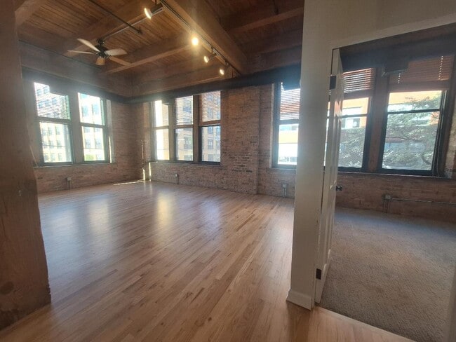 Building Photo - 331 S Peoria St