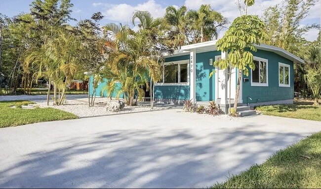 Foto del edificio - Spacious Gulfport Gem with Large Private Backyard and Plenty of Driveway Space