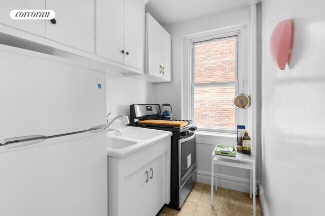 Building Photo - 110 E 87th St