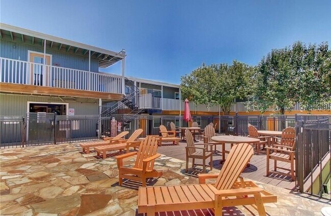 Foto del edificio - 2401 Manor Rd
