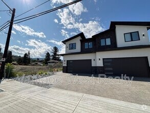 Building Photo - 707 Raymer Rd