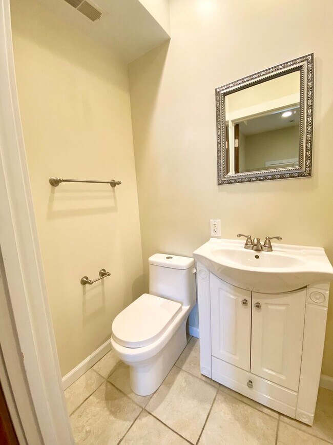 Foto del edificio - 4 Bedroom/3.5 Bath. UC Rental Located on J...