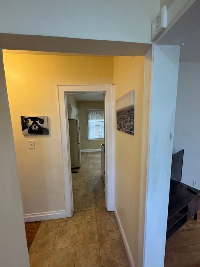 Building Photo - •	Pack Your Bags! Fully Furnished 3BR Near...