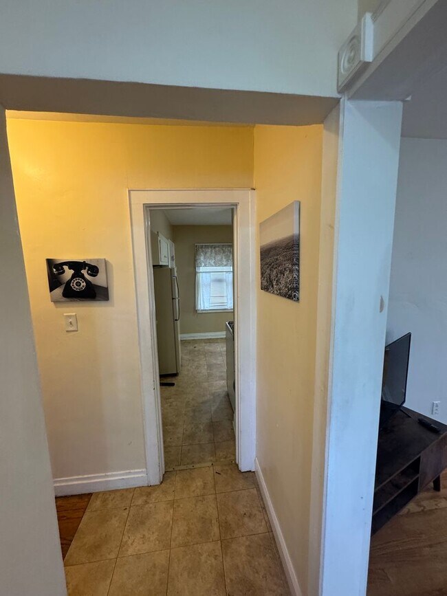 Foto del edificio - 3 bedroom/ 1.5 bath house Furnished