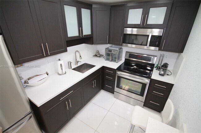 Foto del edificio - 6705 NW 169th St