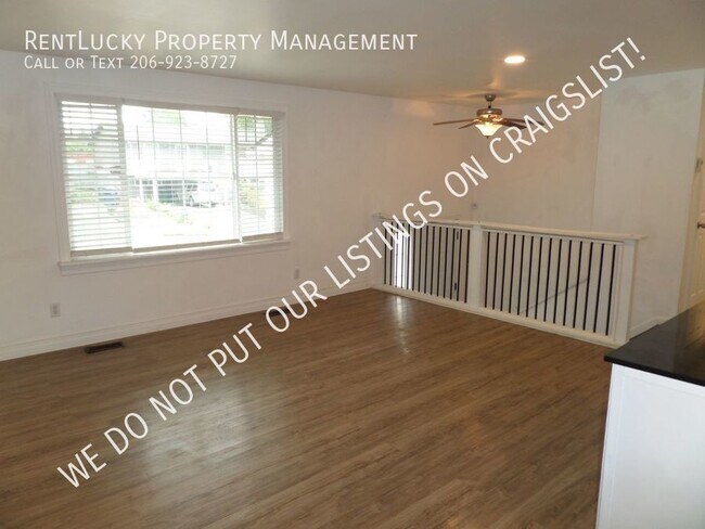 Building Photo - Updated and HUGE 5 Bedroom Federal Way Hom...