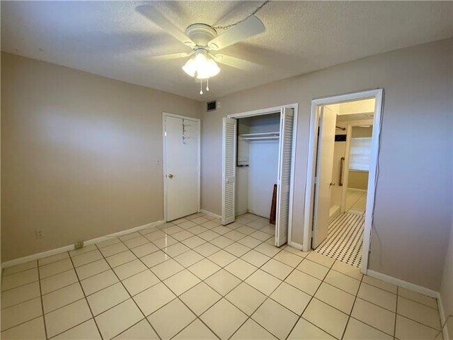 Foto del edificio - 2850 W Golf Blvd