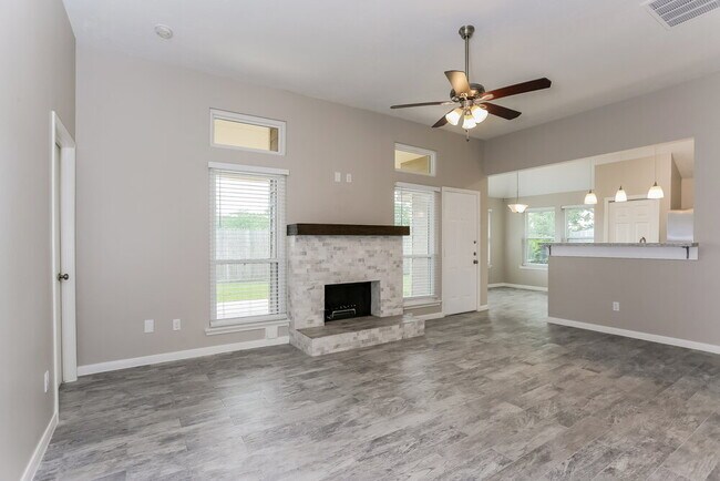 Foto del edificio - 1407 Bayou Glen Dr