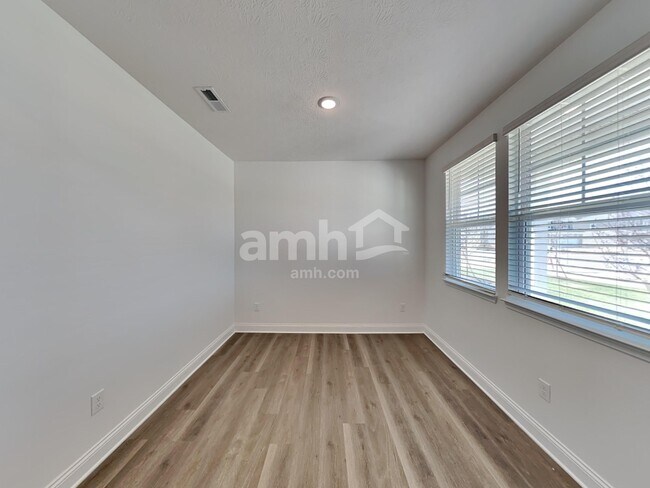 Foto del edificio - 1136 Heritage Blvd