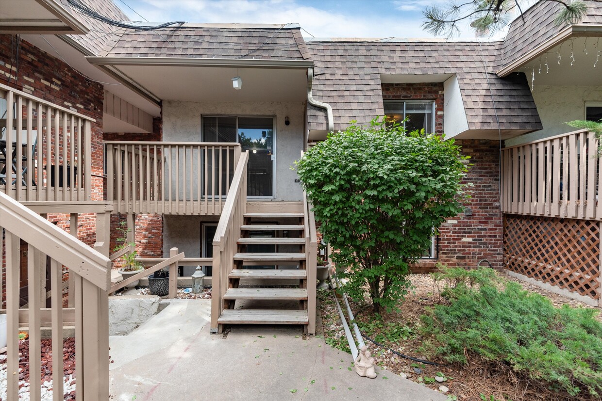 Photo - 1525 S Holly St (Denver, CO)